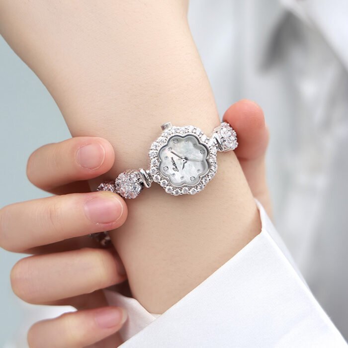 Elegant Petal Shape Quartz Wristwatch 5