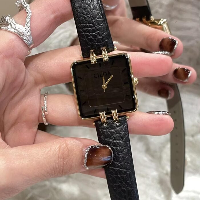 Large Square Quartz Wristwatch - Gold 6