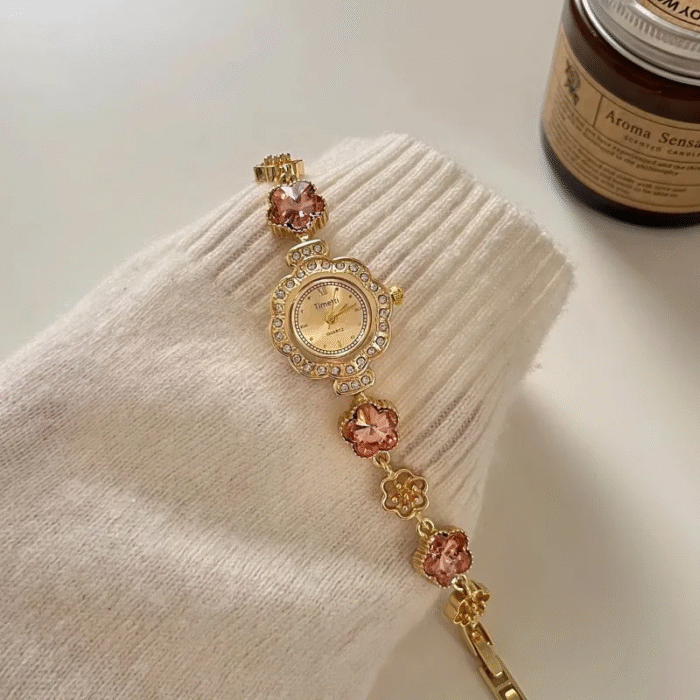 Vintage gold petal-shaped four-leaf clover bracelet Watch 3